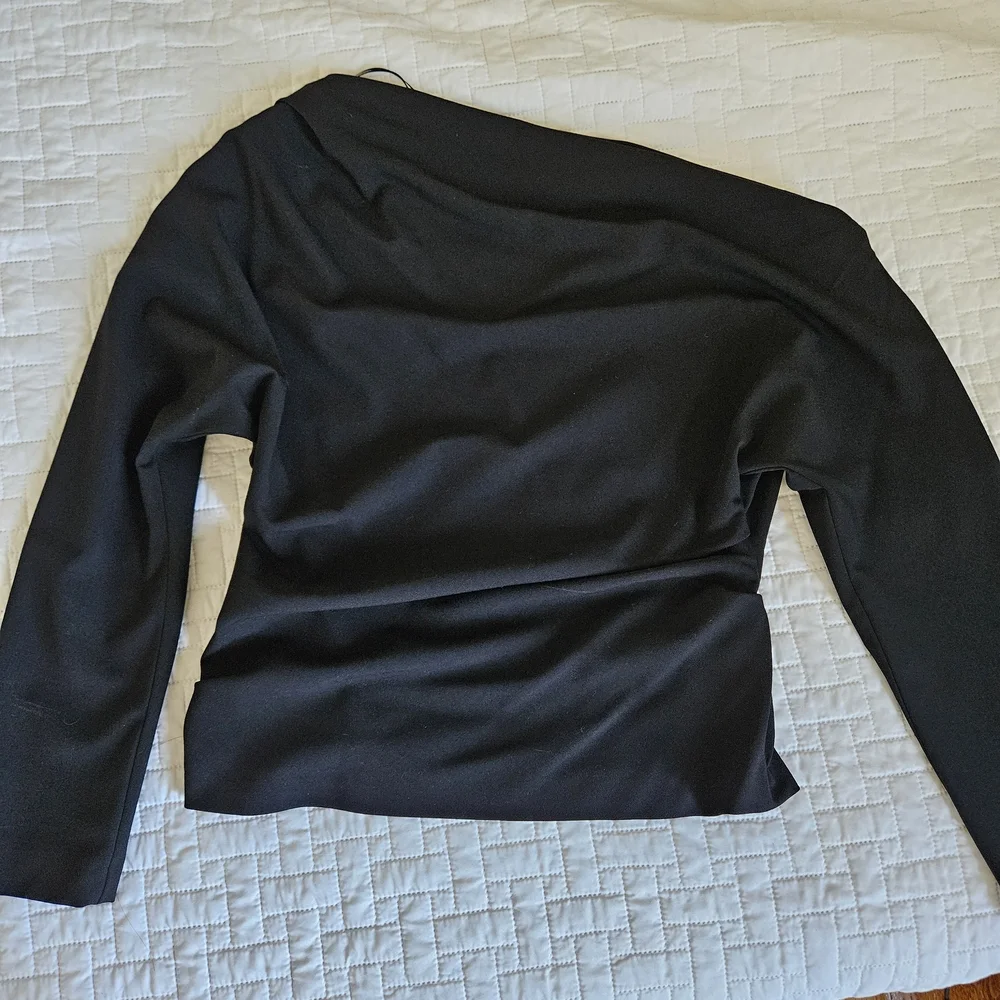 ZARA - Black Off-the-Shoulder Long Sleeve Top - Picture 2 of 5